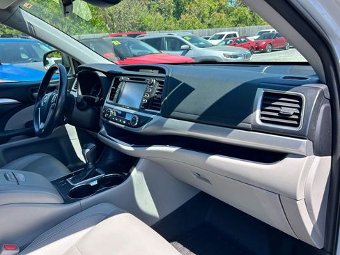 Used 2019 Toyota Highlander XLE image 9