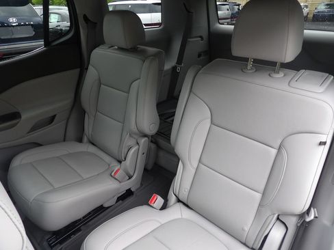 Used 2023 GMC Acadia SLT w/ Technology Package FWD image 24