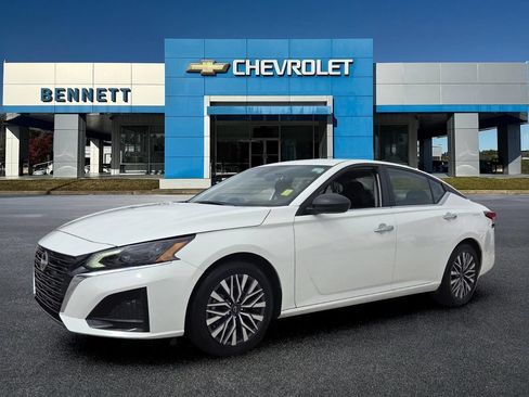 Used 2025 Nissan Altima 2.5 SV FWD image 2