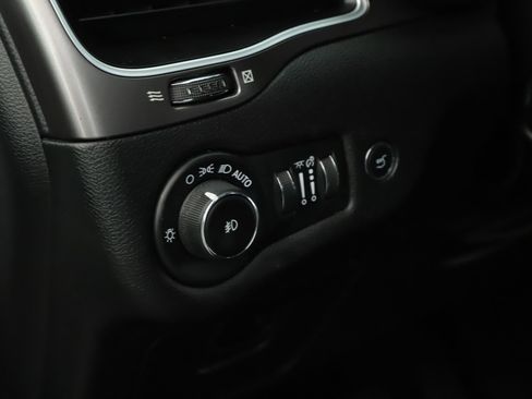 Used 2019 Jeep Cherokee Latitude Plus w/ Comfort/Convenience Group image 8