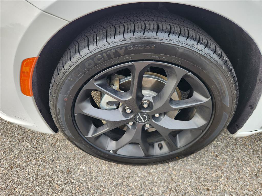 Used 2025 Chrysler Pacifica Limited FWD image 11