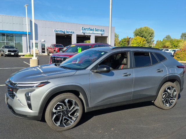 Used 2025 Chevrolet Trax RS w/ Sunroof Package FWD image 5