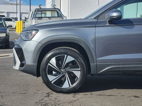 Certified 2025 Volkswagen Taos SE image 3