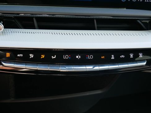 Certified 2025 Cadillac Optiq Sport 2 w/ LPO, Floor Liner Package AWD/4WD image 21