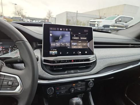 Used 2024 Jeep Compass Latitude image 34