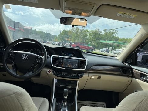 Used 2017 Honda Accord EX image 30