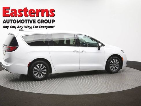Used 2023 Chrysler Pacifica Touring-L FWD image 46