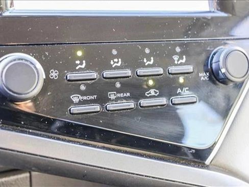 Used 2018 Toyota Camry LE image 19