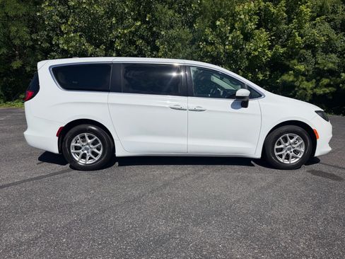 Used 2023 Chrysler Voyager LX FWD image 17