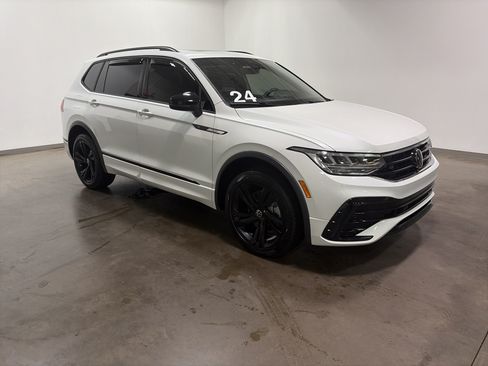 Certified 2024 Volkswagen Tiguan SE R-Line AWD/4WD image 2