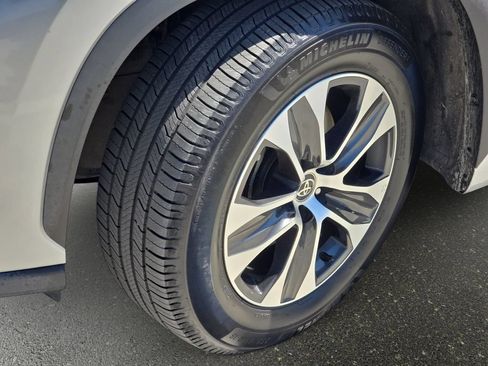 Used 2021 Toyota Highlander XLE FWD image 38