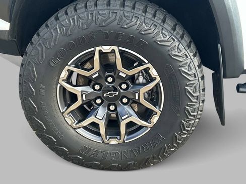 Used 2026 Chevrolet Colorado ZR2 w/ Technology Package AWD/4WD image 9