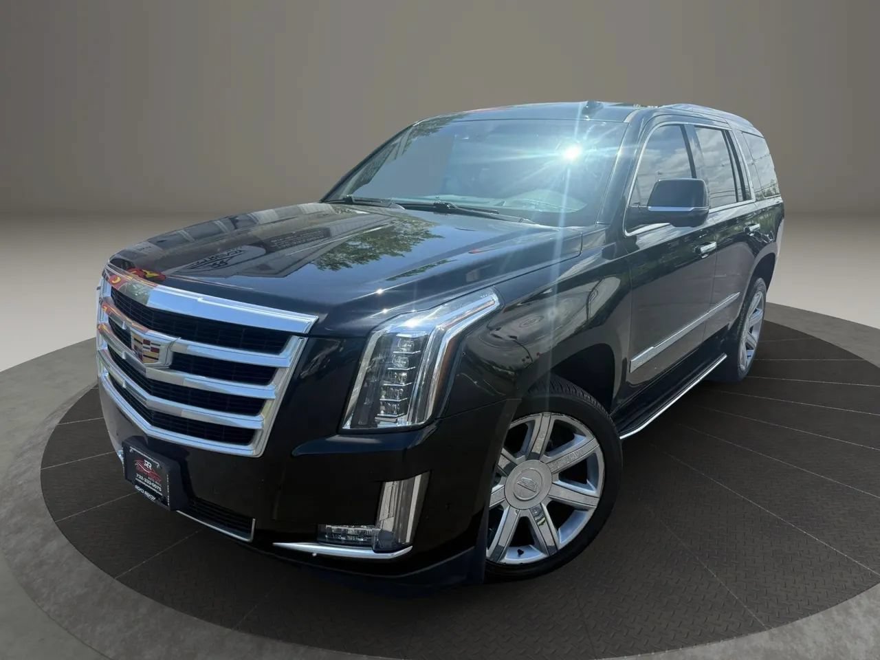 Used 2019 Cadillac Escalade Luxury AWD/4WD image 2