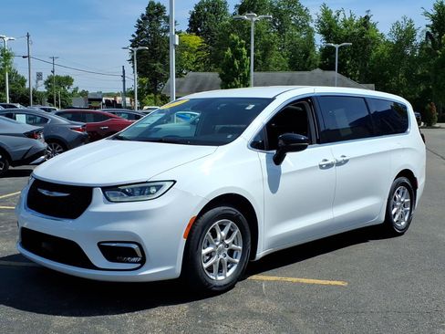Used 2024 Chrysler Pacifica Touring-L FWD image 2