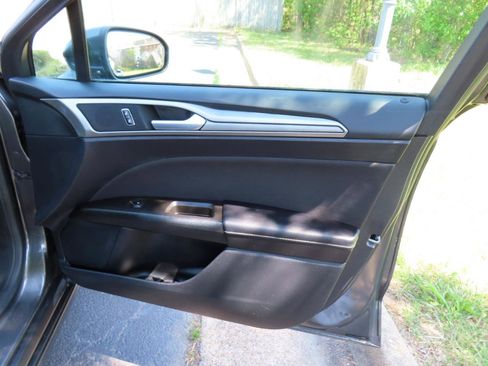 Used 2020 Ford Fusion SE FWD image 22