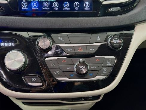 Used 2017 Chrysler Pacifica Touring-L image 18