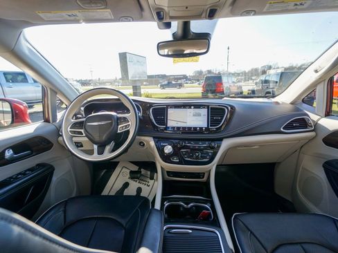 Used 2021 Chrysler Pacifica Limited w/ Uconnect Theater Family Group image 16