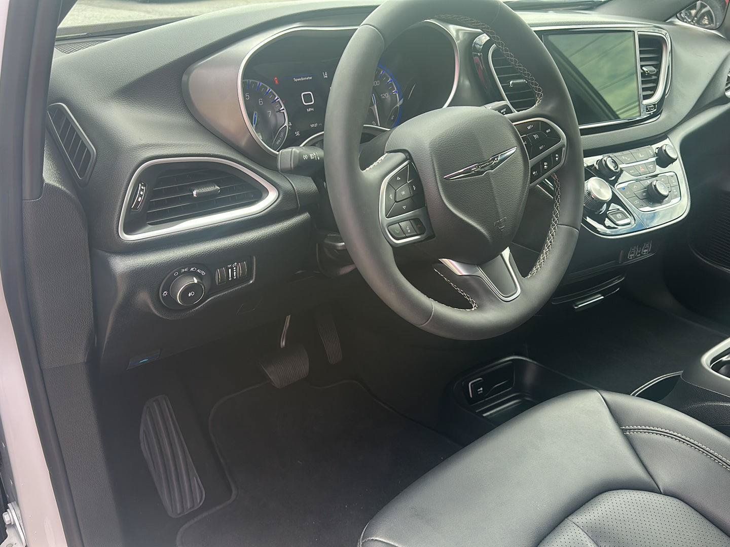 Used 2025 Chrysler Pacifica Select FWD image 5
