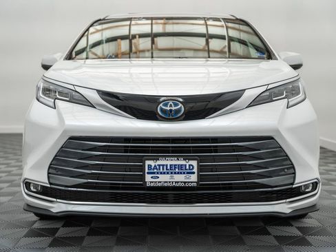 Certified 2024 Toyota Sienna Limited FWD image 2