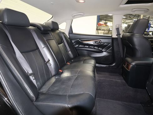 Used 2017 INFINITI Q70 L 3.7 w/ Deluxe Touring Package AWD/4WD image 17