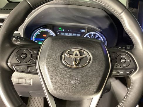 Used 2023 Toyota Venza LE image 16