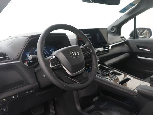 Used 2025 Toyota Sienna Platinum image 31