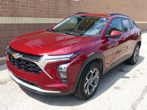 Used 2025 Chevrolet Trax LT w/ LT Convenience Package FWD image 5
