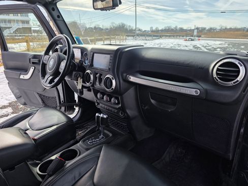 Used 2017 Jeep Wrangler Rubicon w/ Power Convenience Group image 15