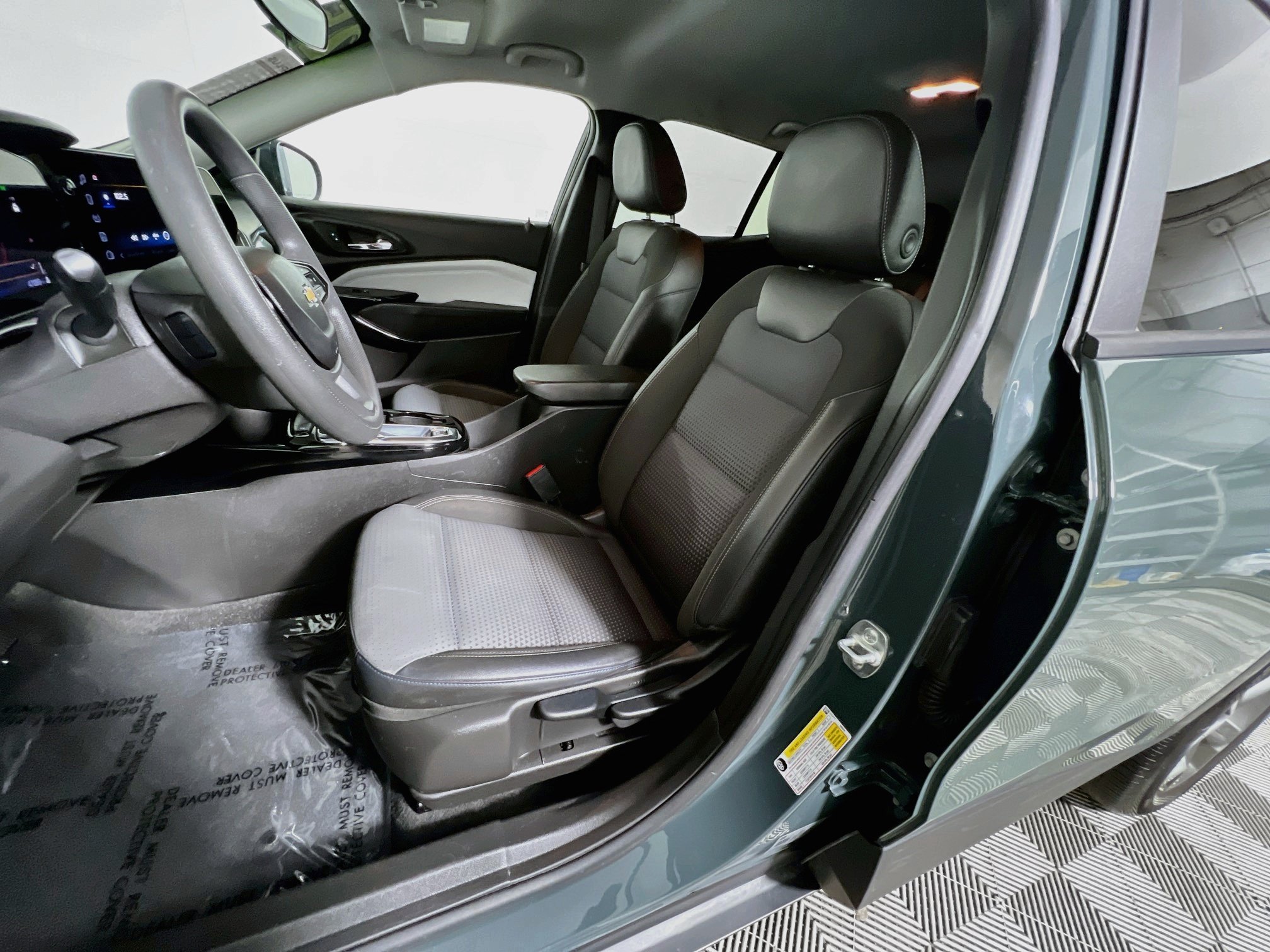 Used 2025 Chevrolet Trax LT FWD image 15