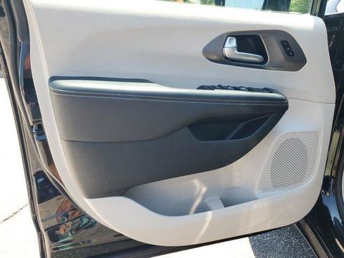 Used 2024 Chrysler Pacifica Touring-L FWD image 13