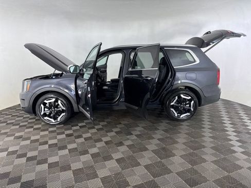 Certified 2025 Kia Telluride S FWD image 11