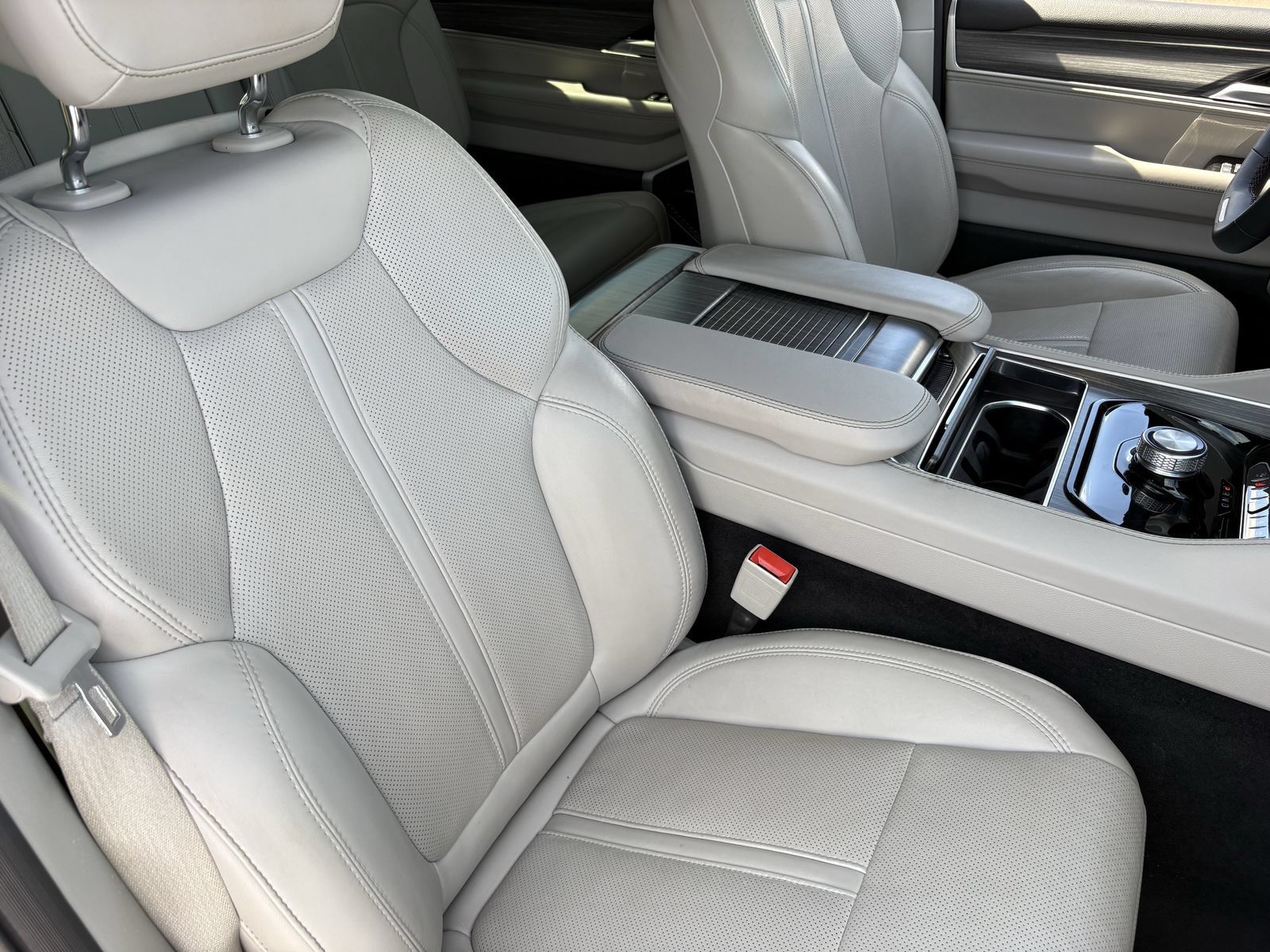 Used 2024 Jeep Wagoneer Series II w/ Flexible Seating Group RWD image 12