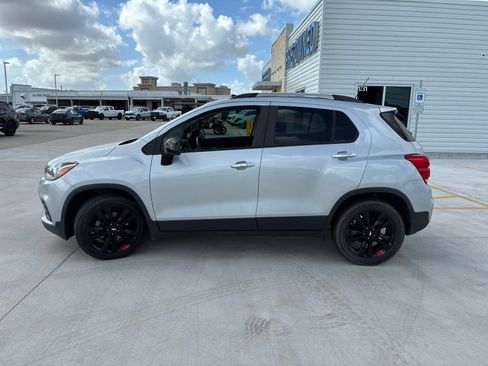 Used 2020 Chevrolet Trax LT w/ Sun & Sound Package FWD image 6