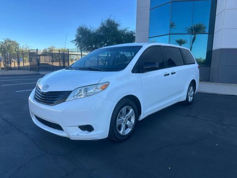 Used 2013 Toyota Sienna L image 1