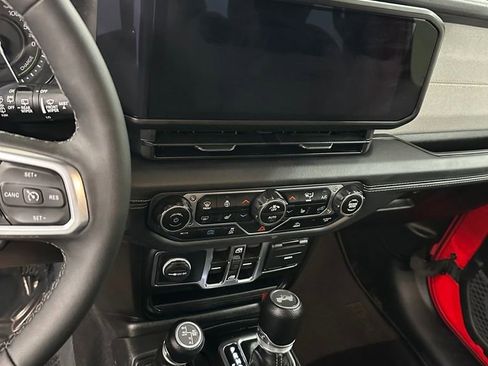 Used 2025 Jeep Wrangler Unlimited Sahara image 16