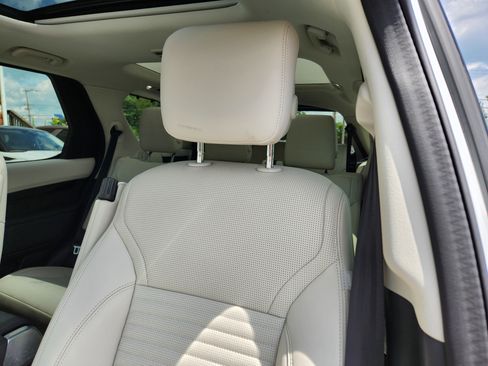 Used 2025 Land Rover Discovery S image 9