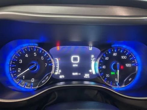 Used 2024 Chrysler Pacifica Touring-L image 17