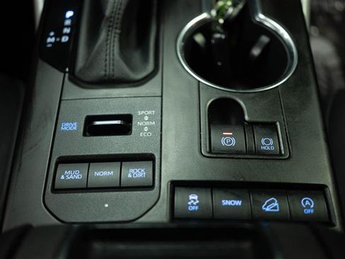 Used 2021 Toyota Highlander LE AWD/4WD image 25