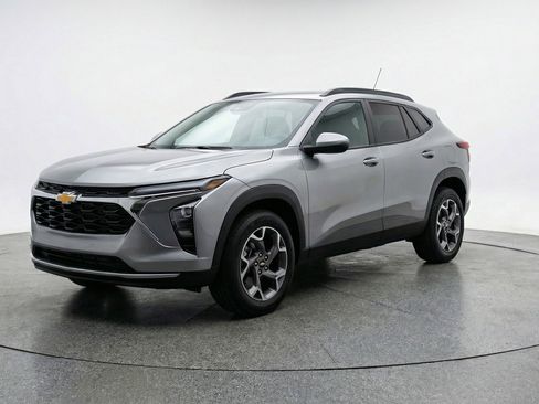 Used 2025 Chevrolet Trax LT FWD image 3