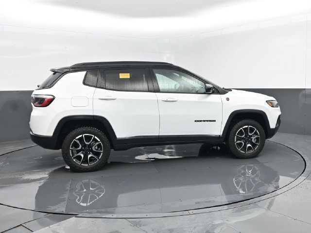 Used 2025 Jeep Compass Trailhawk AWD/4WD image 3