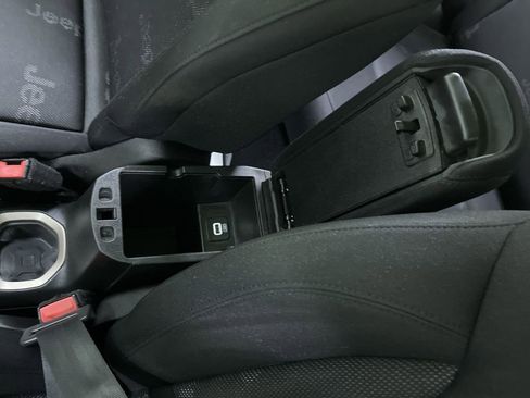 Used 2017 Jeep Renegade Latitude w/ Cold Weather Group image 25