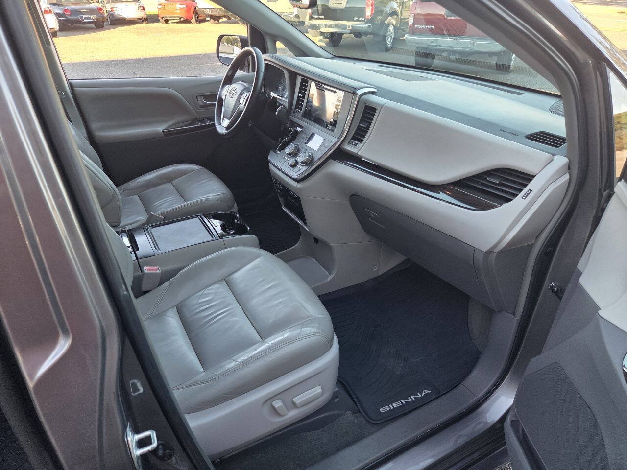Used 2015 Toyota Sienna XLE FWD image 9