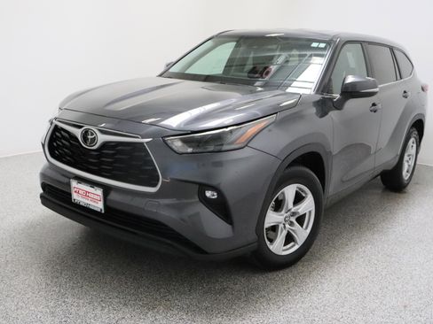Used 2025 Toyota Highlander LE image 2