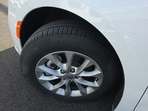 Used 2025 Chrysler Pacifica Select w/ Uconnect Theater Family Group image 34