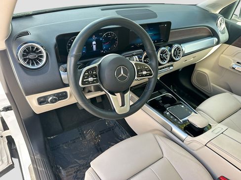 Used 2022 Mercedes-Benz GLB 250 4MATIC image 9