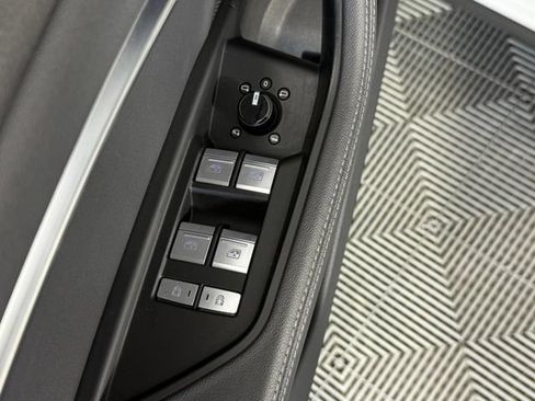 Used 2022 Audi e-tron Premium Plus w/ Premium Plus Package AWD/4WD image 31