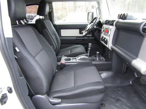 Used 2011 Toyota FJ Cruiser 4WD image 28