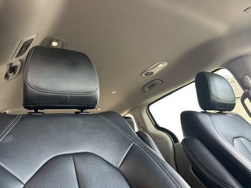Used 2024 Chrysler Pacifica Touring-L FWD image 19