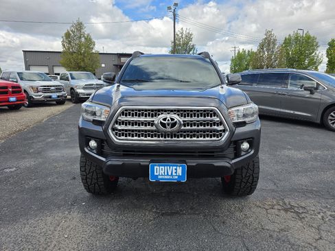 Used 2017 Toyota Tacoma TRD Off-Road w/ Premium & Technology Package AWD/4WD image 2
