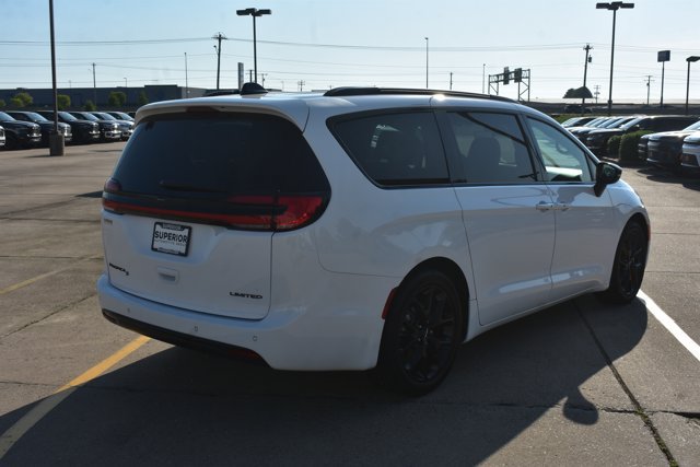 Used 2025 Chrysler Pacifica Limited FWD image 5
